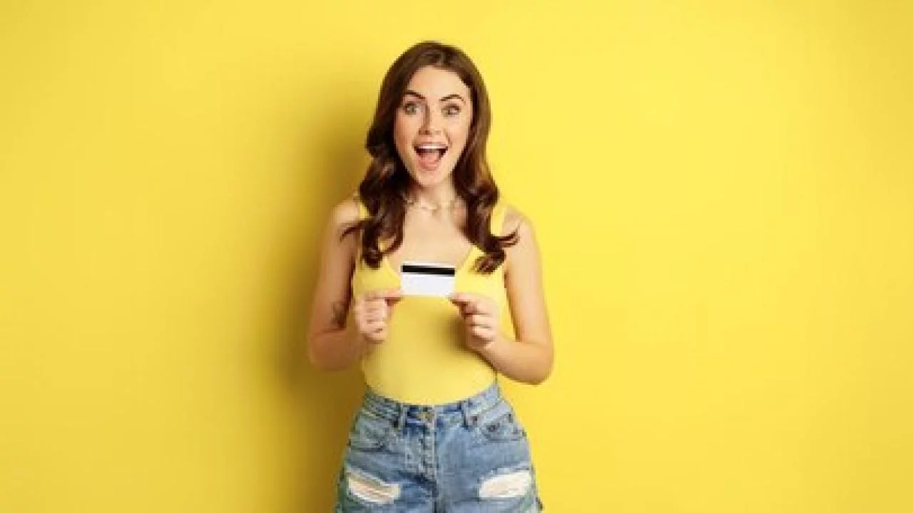 Novo cartão do governo vai devolver dinheiro das compras para famílias de baixa renda