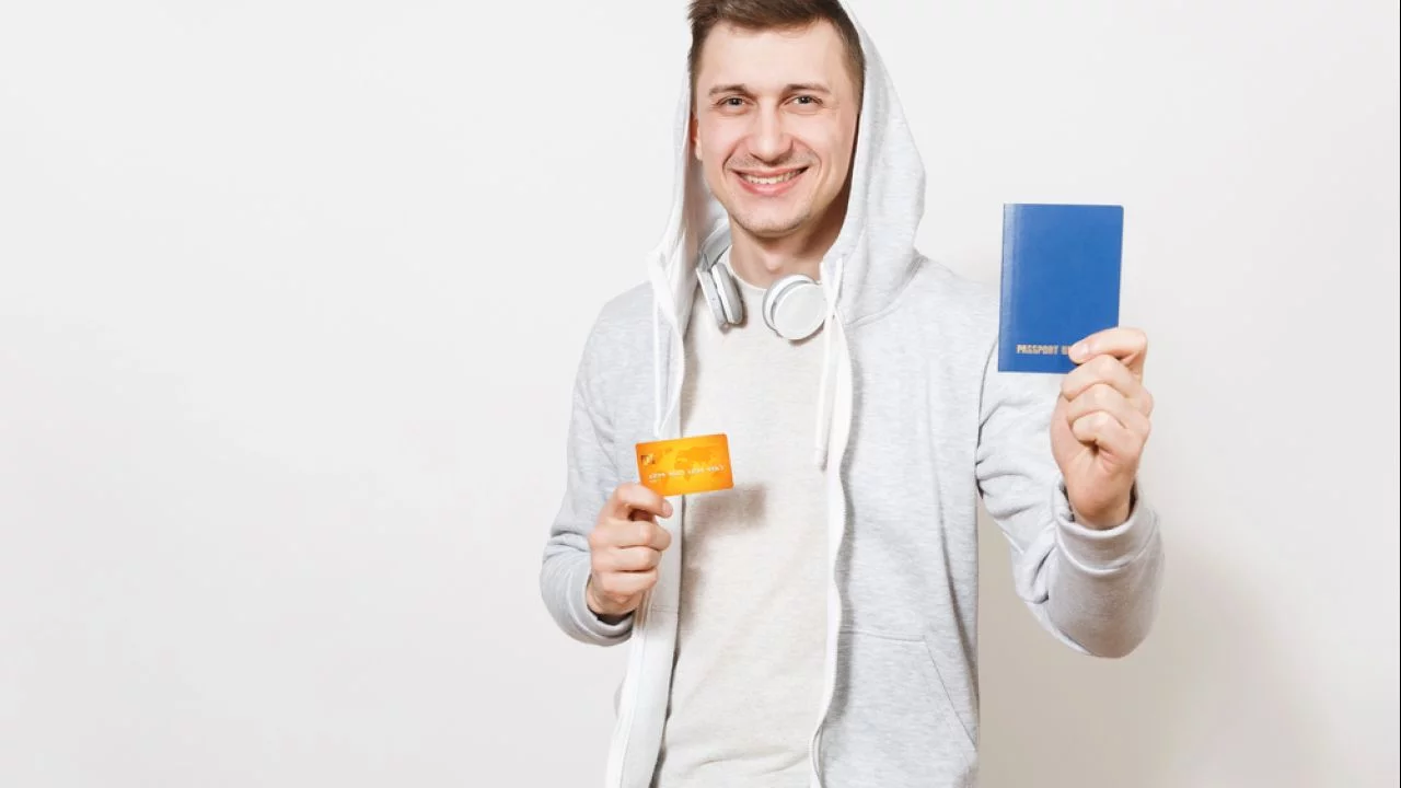 Vai usar cartão de crédito no exterior? Confira dicas para manter a segurança